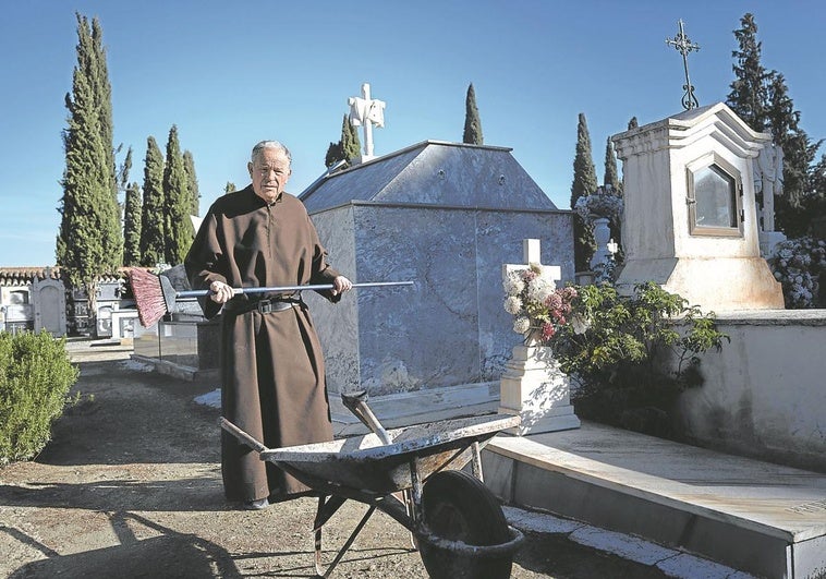 El fraile que lleva 60 años enterrando muertos y ha superado seis ictus: «El cementerio de noche me da miedo»